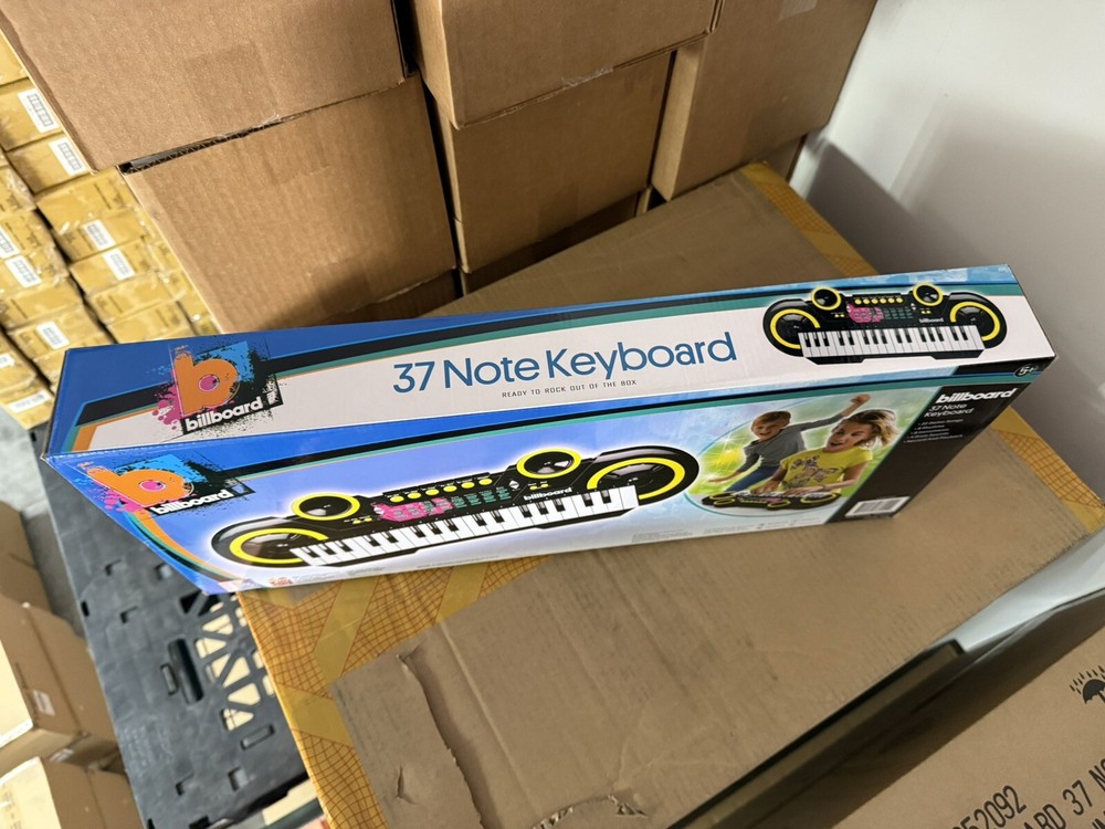NEW Billboard 37 Key keyboard with Mic