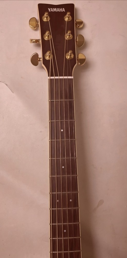 Yamaha LL6 Jumbo. Solid Engleman Spruce Top