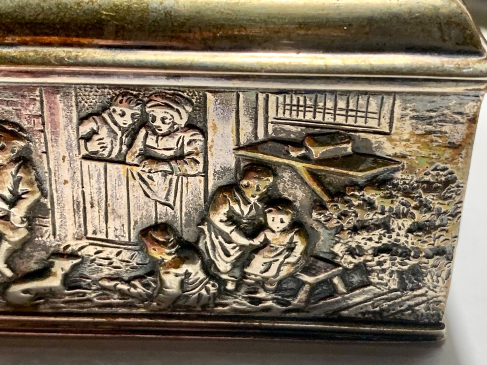 BEAUTIFUL - Vintage Dutch 833 Silver Repousse Box