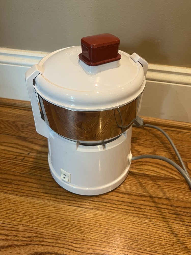 Omega Fruit Vegetable Juicer Extractor Model 1000