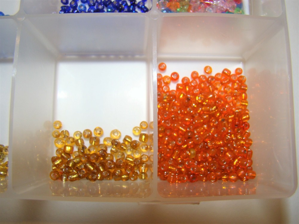 UNIEK: Plastic 17 Compartment Storage Container - includes tiny assorted beads