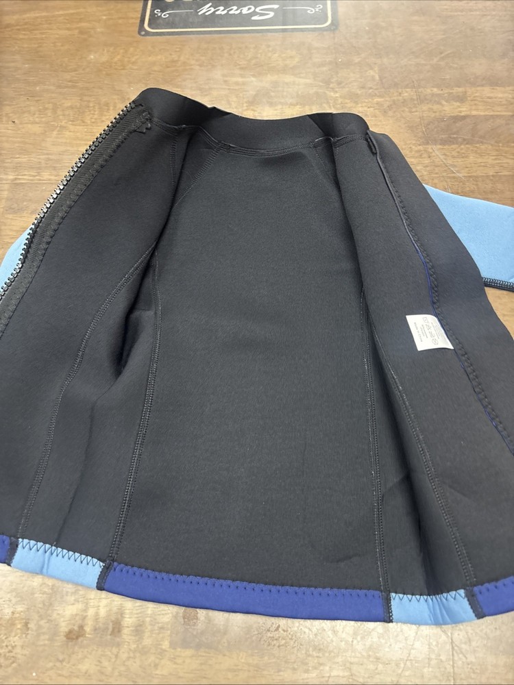 Child’s Wet Suit Top Size Medium Blue (B-1)