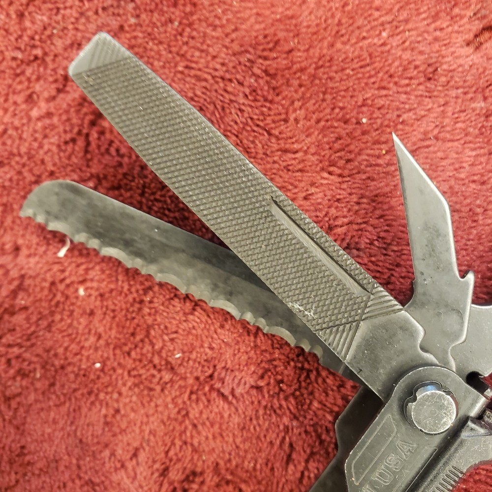 🔪 Gerber Center-Drive Multi-Tool with Tan Malice Clip Sheath