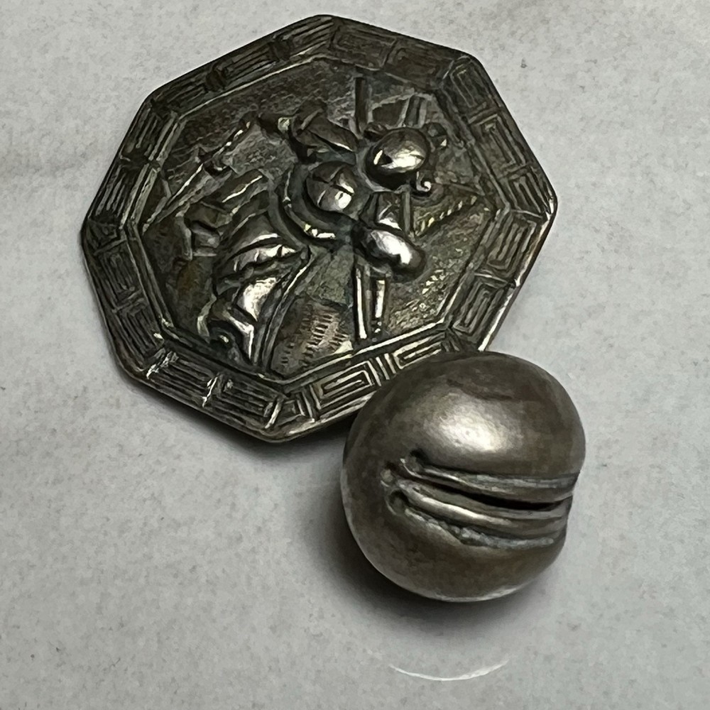 VINTAGE SAMURAI OR FIGURAL SILVER TOGGLE BUTTON Octagon shape 4.19g (Tiny hole )