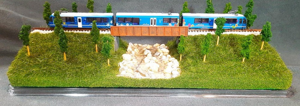 N SCALE- SINGLETRACK 16"- BRIDGE w/ STREAM "SUMMER SCENE" TRAIN DISPLAY CASE
