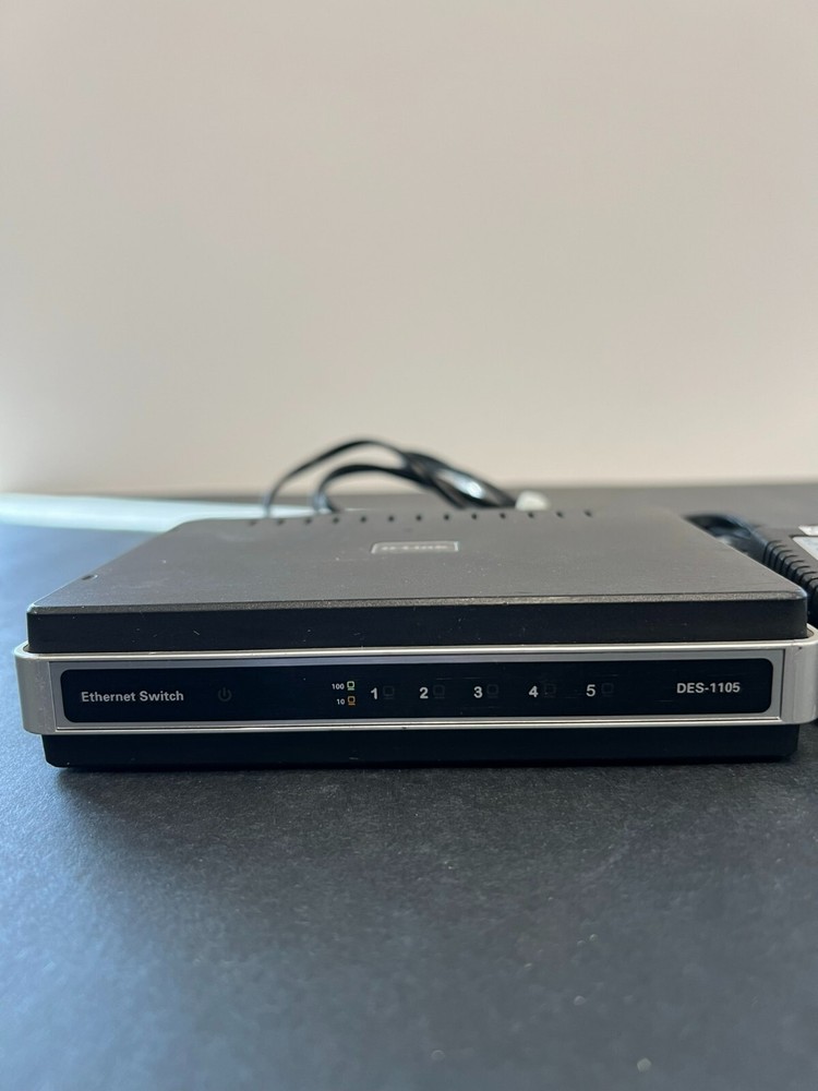D-Link DES-1105 Ethernet Switch with Cord