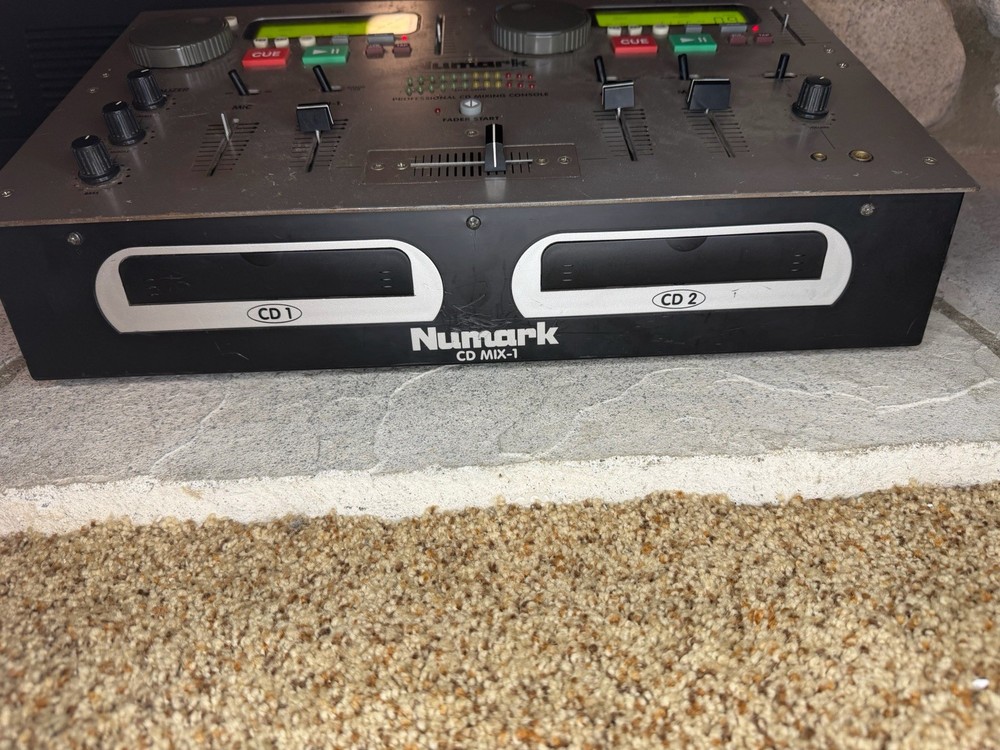 Numark CD Mix 1 Professional CD Mixing Console POWERS ON