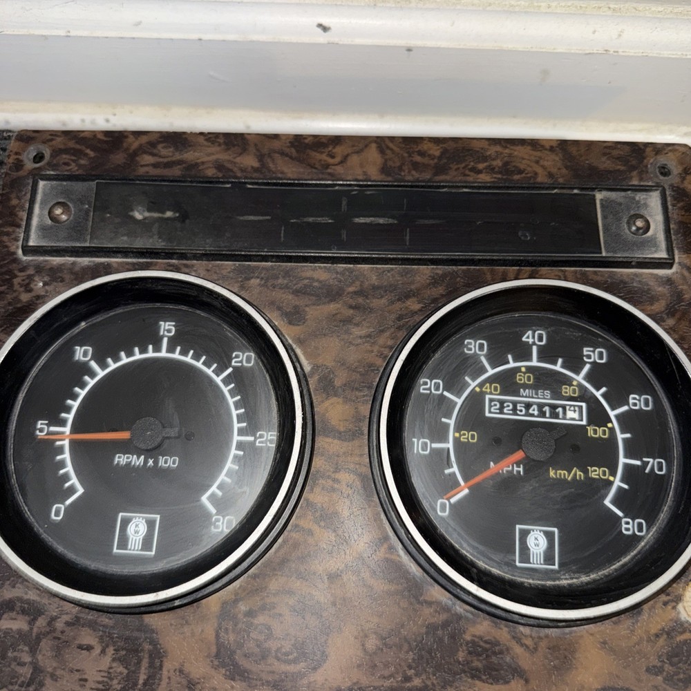 KENWORTH INSTRUMENT PANEL S64-1065- 7