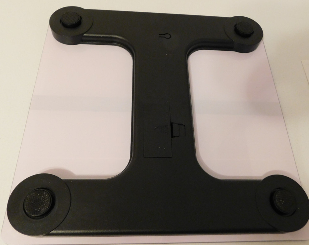 NEW IN BOX ELECTRONIC SCALE--BATTERIES INCLUDED