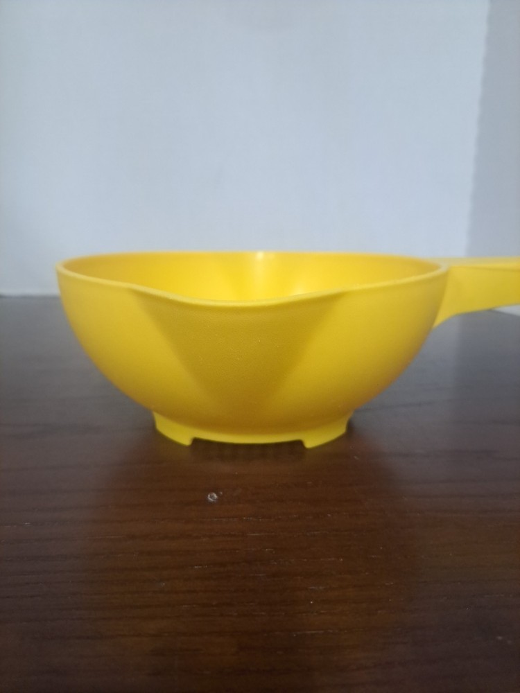 Vintage Tupperware Yellow 1 Quart Plastic Strainer Collander