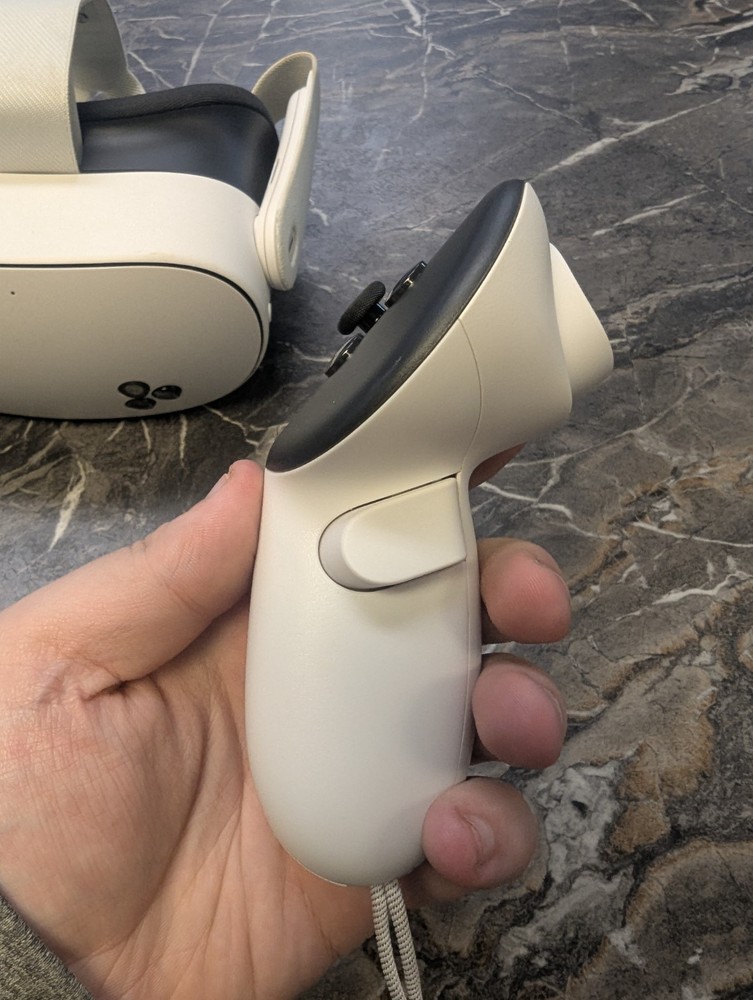 Meta Oculus Quest 3S - 128GB VR Headset with Controllers