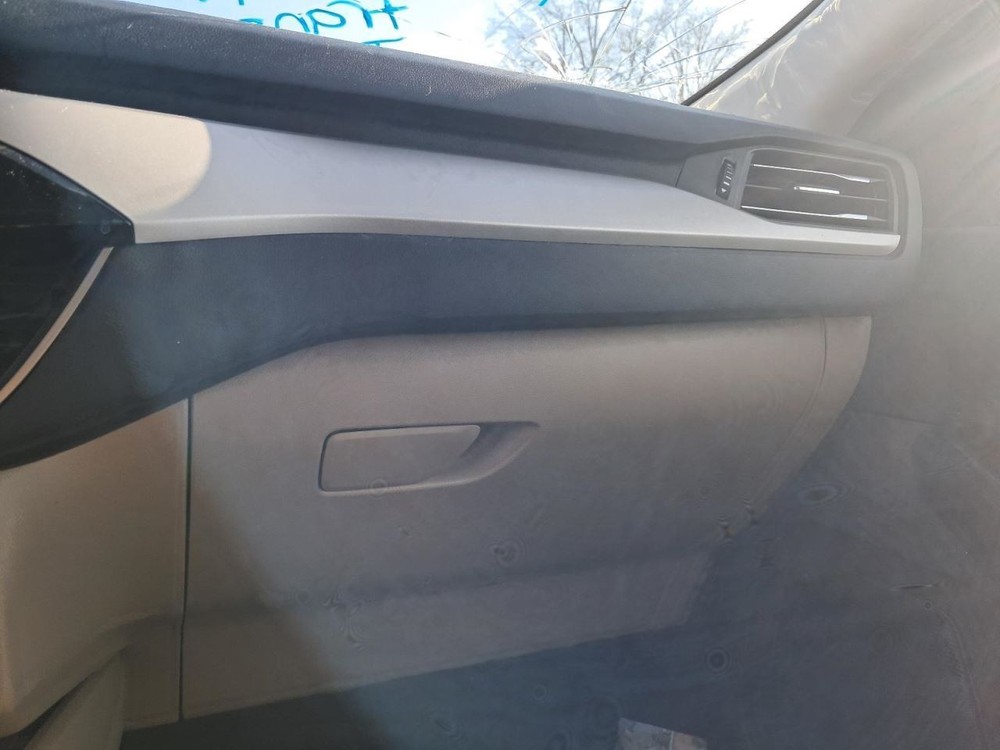 ESCAPE    2022 Glove Box 4894431
