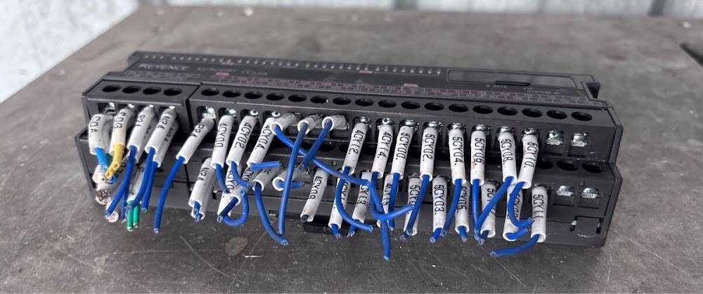 KEYENCE KV-RC32BT PLC Screw Terminal Transistor Output Module USED