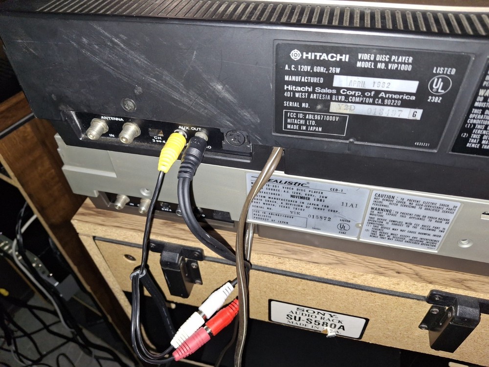 Hitachi VP1000 CED player w/remote