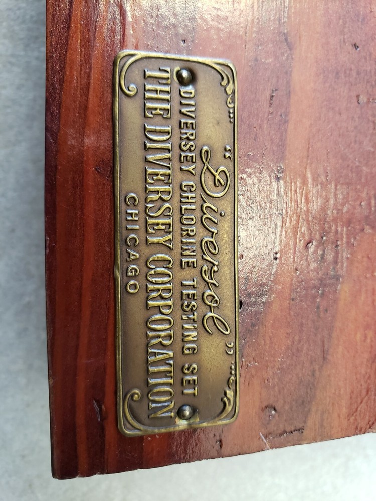 Vintage Diversey "DIVERSOL" CHLORINE TESTING KIT CHICAGO ( B2-3)