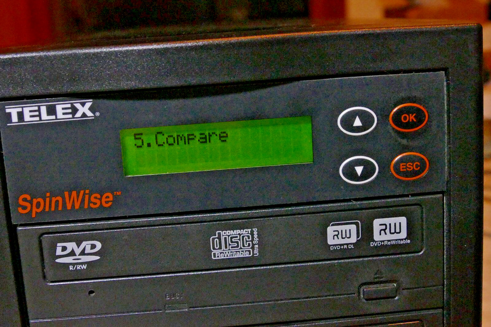 CD/DVD Disc Duplicator Copier with 6 Drive Bays - 1 empty bay, 5 drives