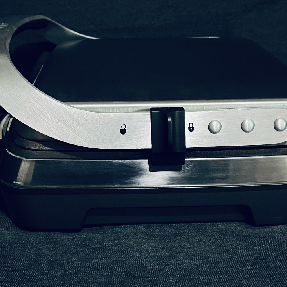 Calphalon Waffle Maker 4-Slice Silver Good Adjustable Browning Control Dial