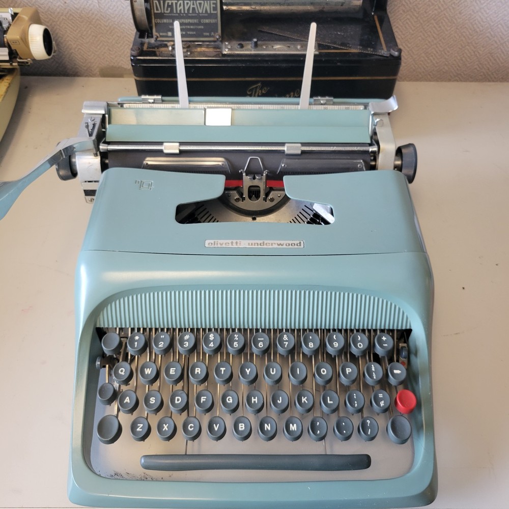 Olivetti Studio 44 SCRIPT Manual Portable Typewriter w/ Original Case - NICE !