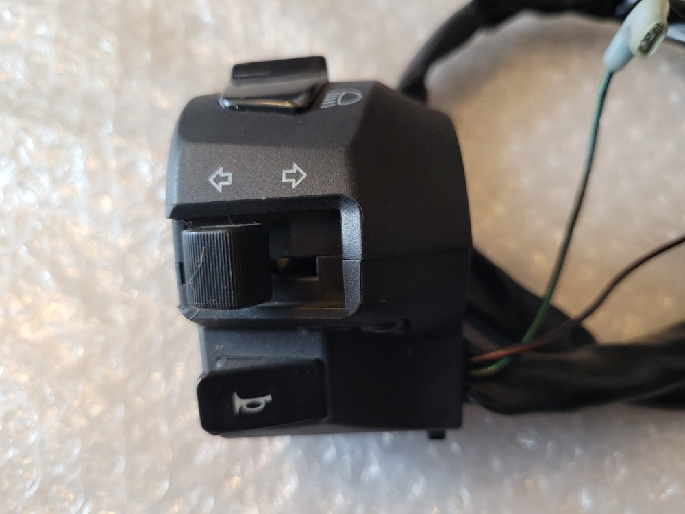 fits: SUZUKI UH 125 BURGMAN 2017 USED LEFT HAND HANDLEBAR CONTROL SWITCH