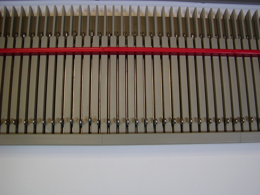 BOND INCREDIBLE SWEATER MACHINE NEEDLE BEDS