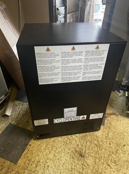 VWUS041BAB 24" Single Zone Compact Refrigerator with 41 Bottle Capacity