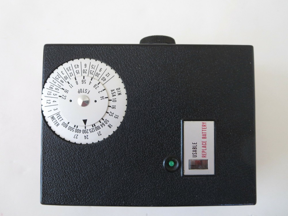 VINTAGE POPULAR 505-S SOLID STATE FLASH UNIT W ITH POWER SUPPLY AND BRACKET