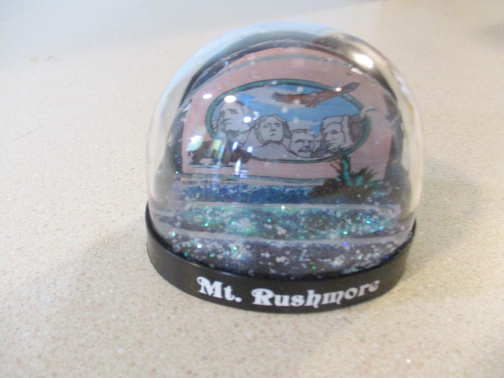 Mt. Rushmore souvenir plastic dome shape snow globe