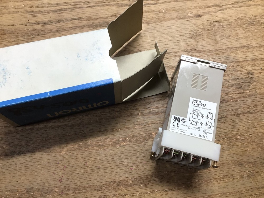 NEW OMRON E5CW-R1P TEMPERATURE CONTROLLER