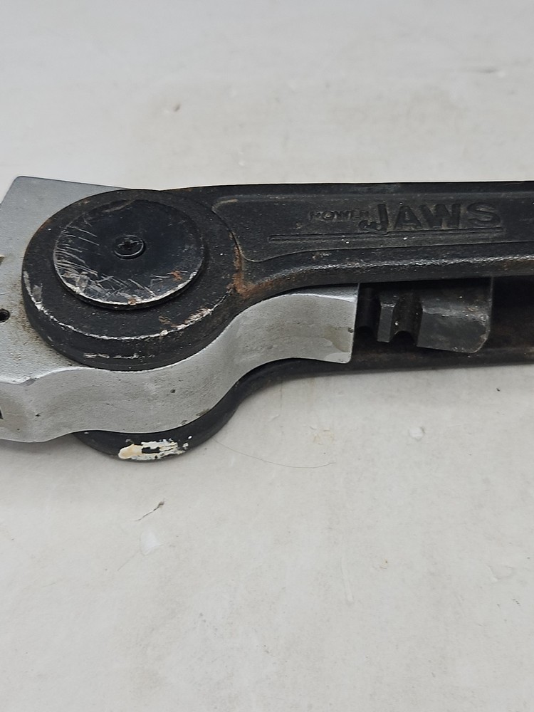 Unique Power Jaws Adjustable Multi Angle Pipe Wrench Rotating Ratcheting Tool