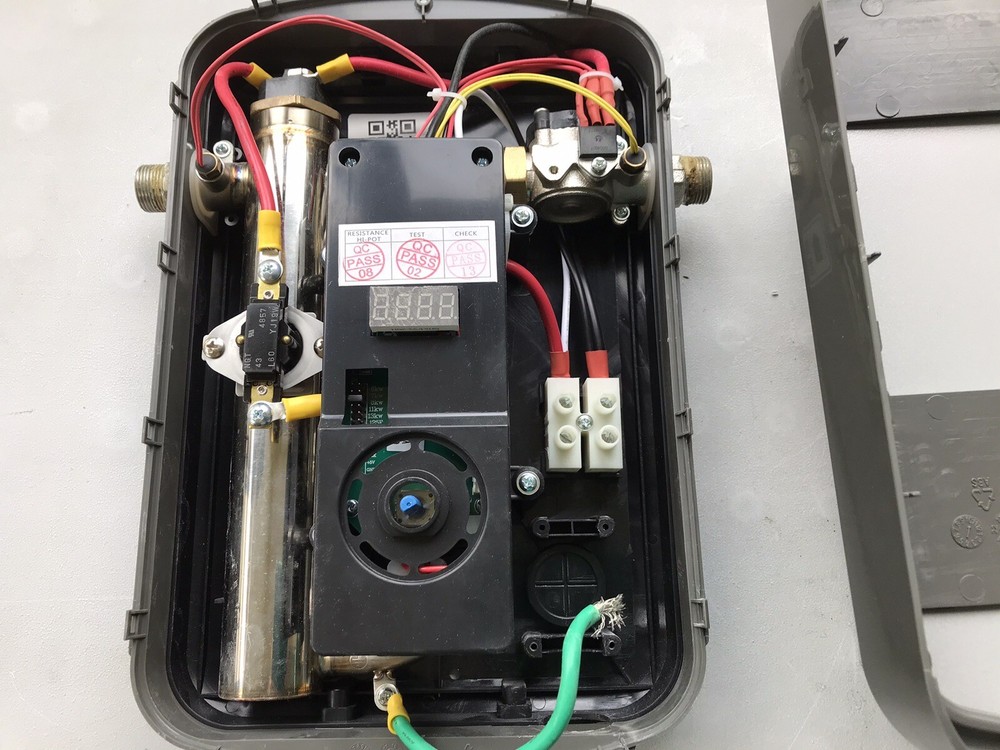 RHEEM Retex-08 Tankless Water Heater W/ FERRAZ SHAWMUNT Case circuit Breaker Enc