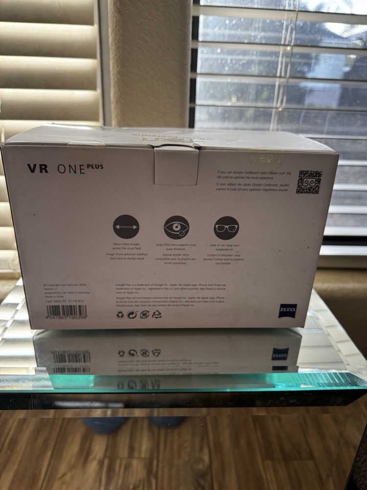 Zeiss - VR One Plus Headset - Virtual Reality Goggles