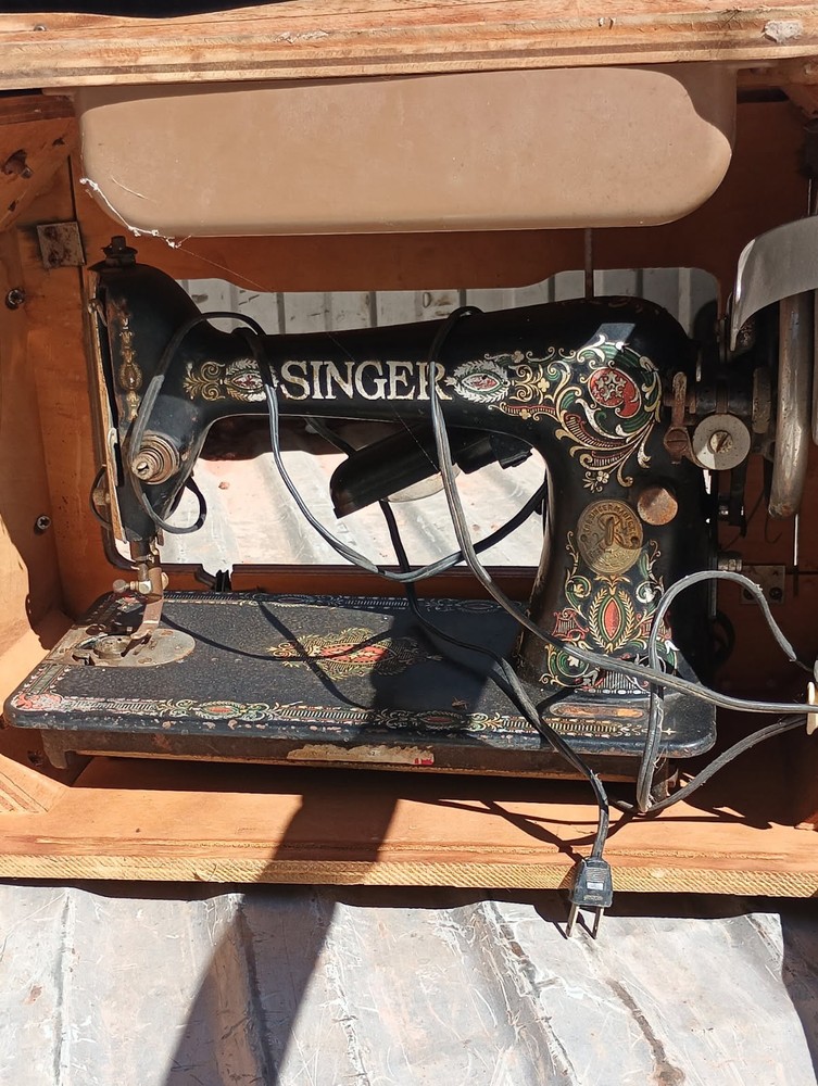 VINTAGE SINGER SEWING MACHINE