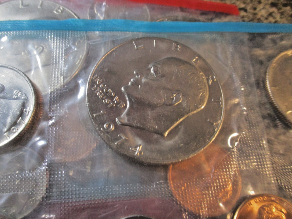 1974 1/2 MINT SET WITH EISENHOWER DOLLAR