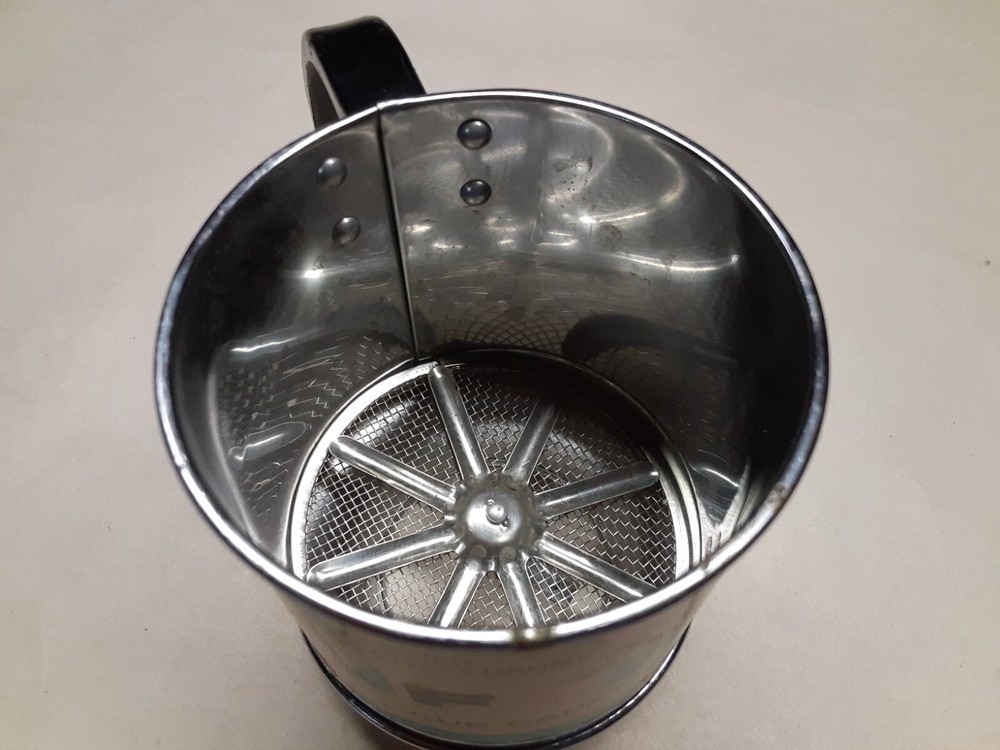 Vintage 1 cup flour sifter