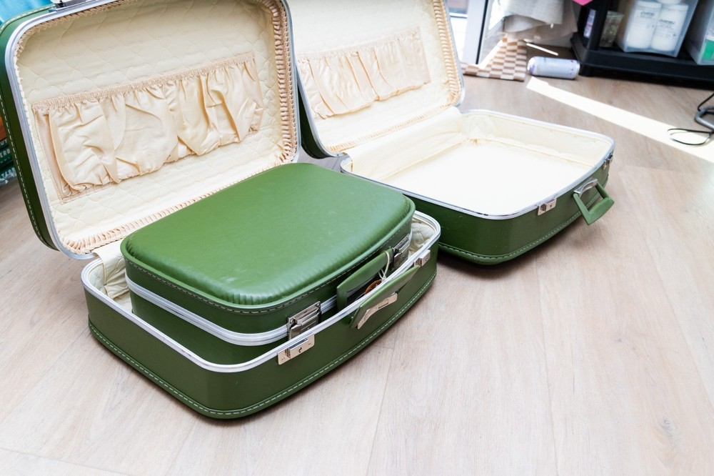 VINTAGE 4 PIECE NESTED LEATHER TRUNK/BRIEFCASE SET - EMERALD GREEN