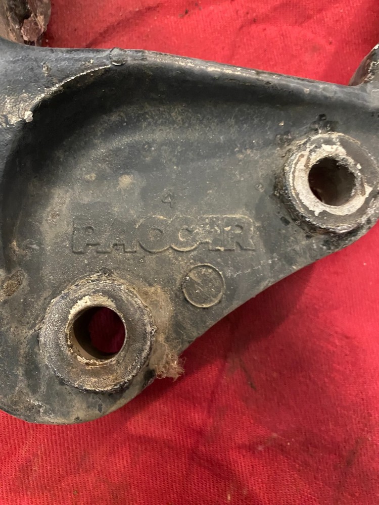 PACCAR MOUNT BRACKET SUPPORT M11 1959 003