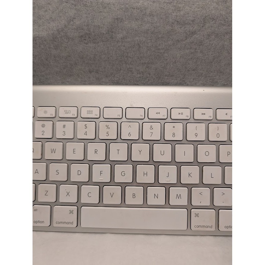 Apple Wireless Keyboard A1314 Bluetooth Aluminum Silver QWERTY Battery Powered