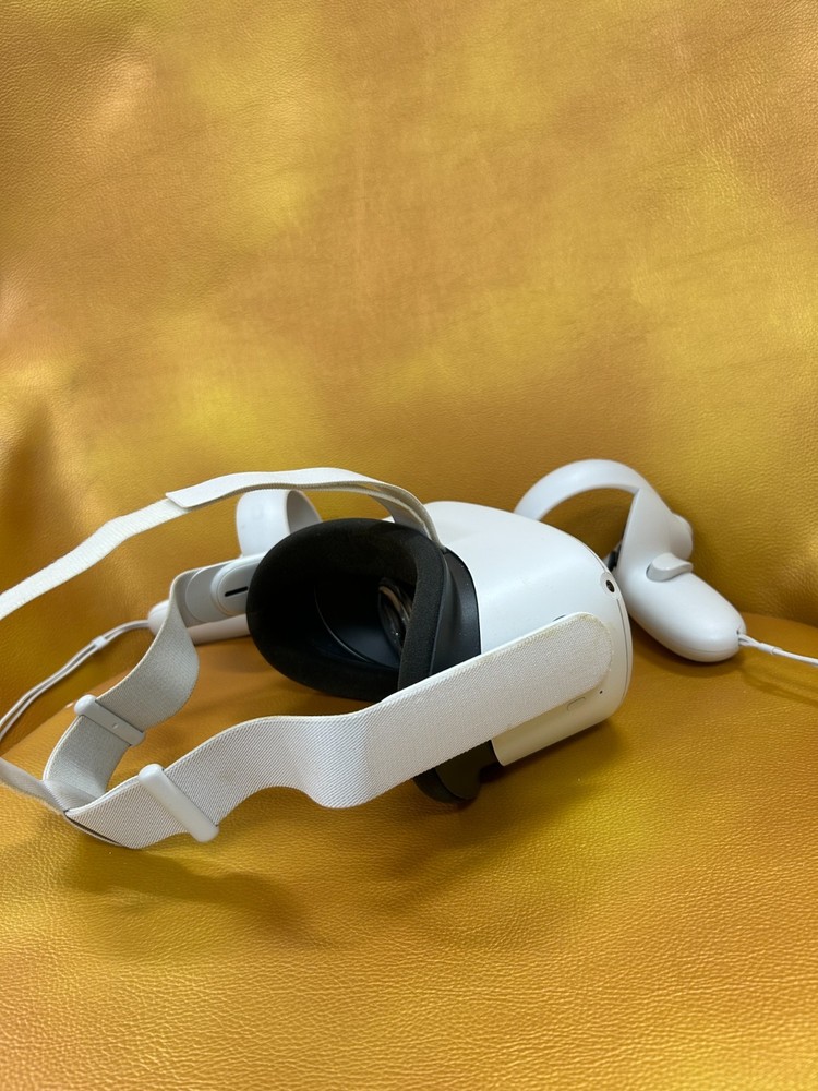 Great Condition Oculus Quest 2 With Controllers