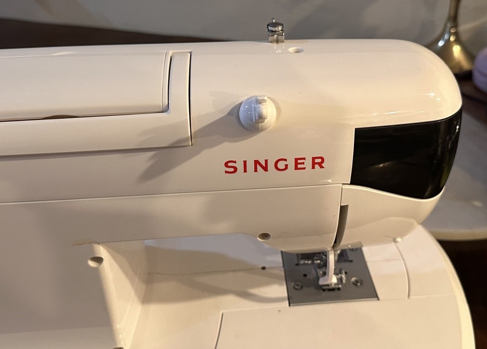 Singer 2732 Home Sewing Sewing Machine , working condition