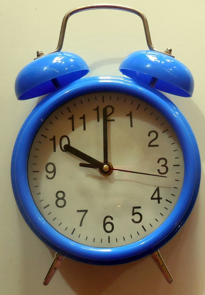 LARGE PLASTIC CLOCK DESIGN STYLE ALARM CLOCK