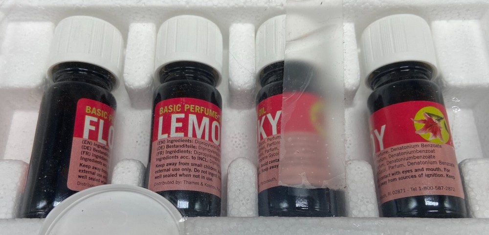 PERFUME SCIENCE EXPERIMENTATION KIT (Thames & Kosmos, 2008), 9 bottles, Finalio