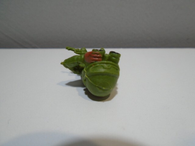 MICRO MINIATURE RUBBER ARMY GUY LOOKING THRU BINOCULARS 1" FIGURE UNBRANDED
