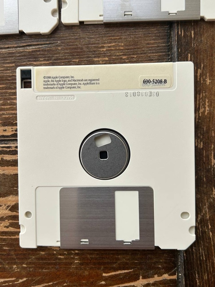 Macintosh AppleShare M0548/B Version 2.01. Vintage Apple software