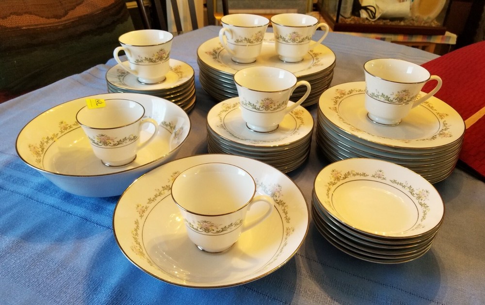 NORITAKE   EARLY SPRING ,  Dinnerware Set , Pattern 2362 , 50 pieces Fine China