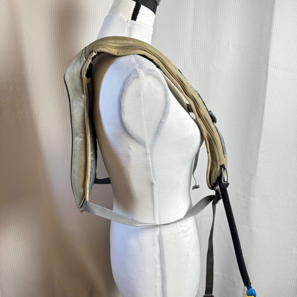 Camelback Snobowl Hydroback Hydration Hiking Backpack 32oz Bladder Tan in EUC
