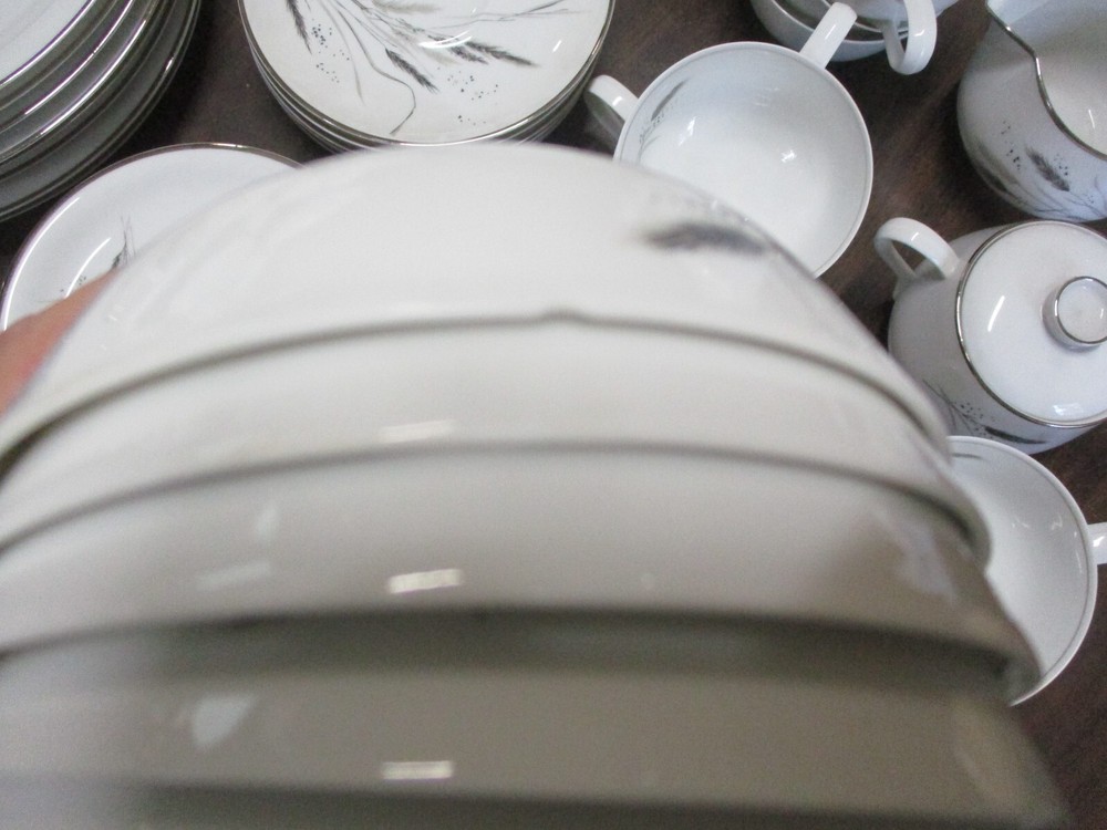 Ceres (Coupe) by EASTERLING 74 Piece Set Service for 8