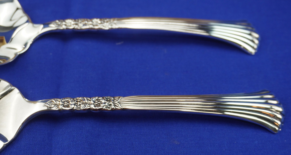 Oneida Floral Queen Pie Server & Gravy Ladle