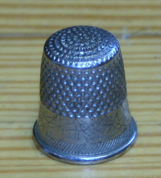 5 VINTAGE THIMBLES SOME SILVER? DONT KNOW