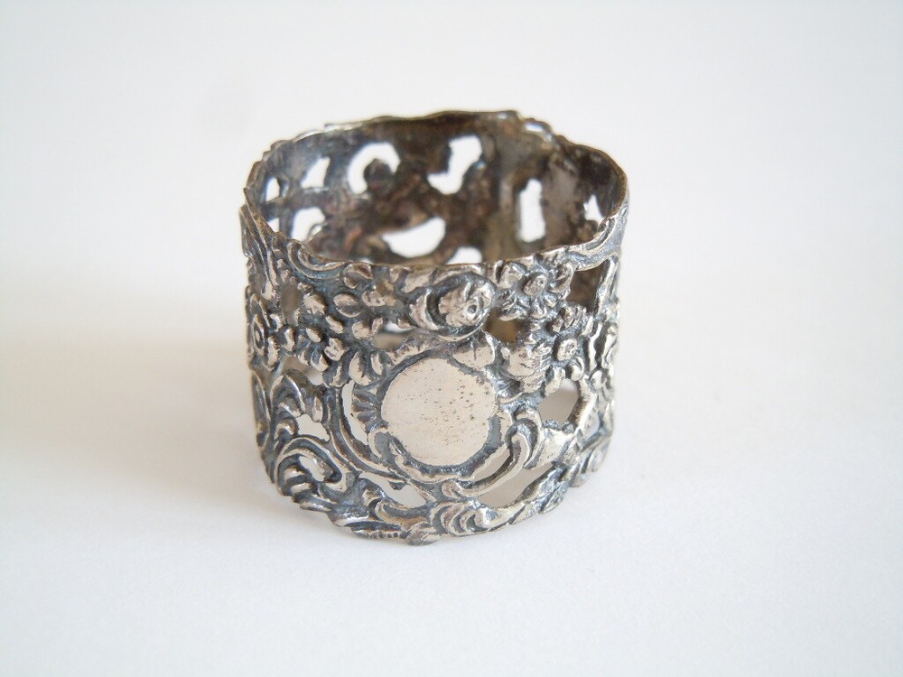 Small 835 CB Silver Napkin Ring With Pierced Pattern 8.6 G/2.7X2.0 Cm