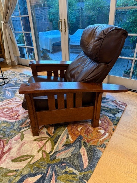 Stickley Bustle Back Bow Arm Morris Recliner. Solid oak/leather.